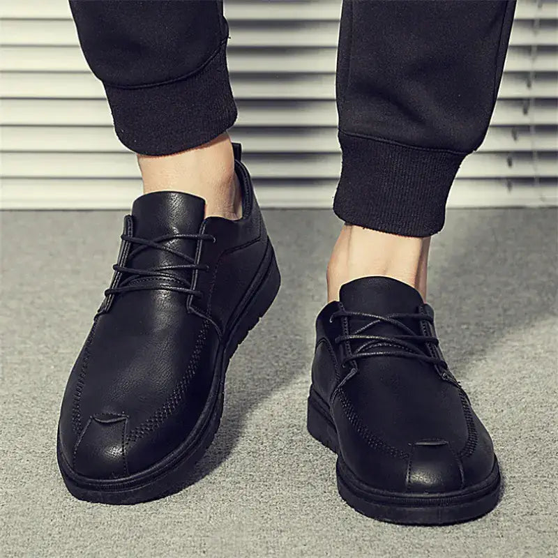 Men's casual leather sneakers, stylish black design with lightweight comfort, perfect for modern men.