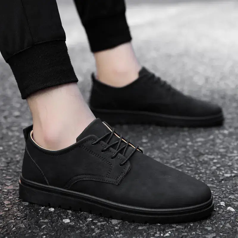 mens-casual-leather-shoes-and-sneakers in black, stylish and versatile footwear for men, perfect for any occasion.